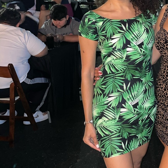 FOREVER 21 - Shop Now - Picture 1 of 7